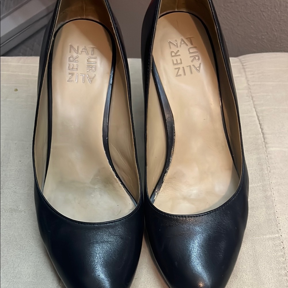 Naturalizer Black Classic Leather Heels. 7.5W